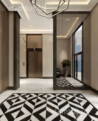 Yigit uning qulogiga qolini tiqdi